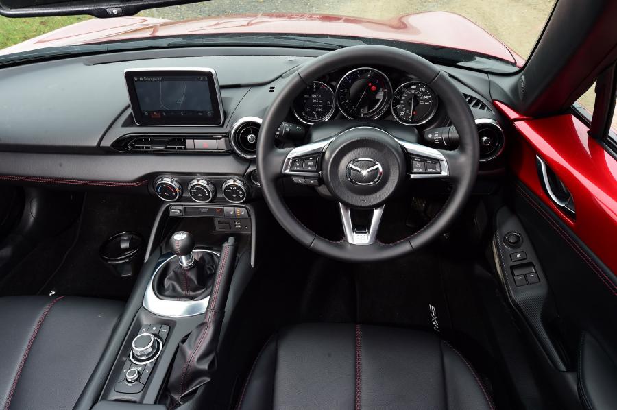 Торпедо Mazda MX-5 RF 2017 года  (UK) (фото 30 из 40)